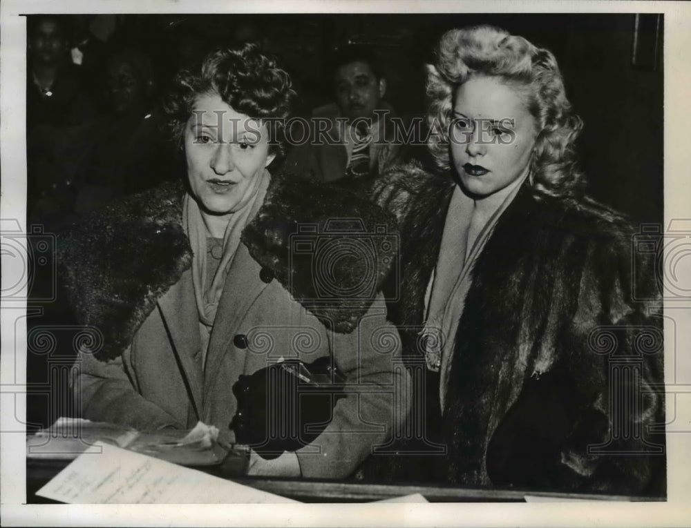 1945 Press Photo Mrs. Alice Bache and Miss Ruth Bache, in Magistrate's Court