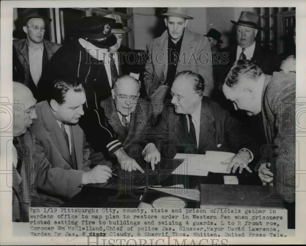 1953 Press Photo City County, state and prison officials gather in warden office
