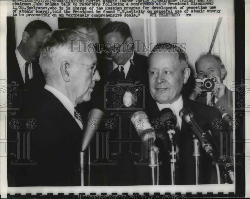 1959 Press Photo Wash DC Soviet leader VS Emelyanov & John McCone of AEC
