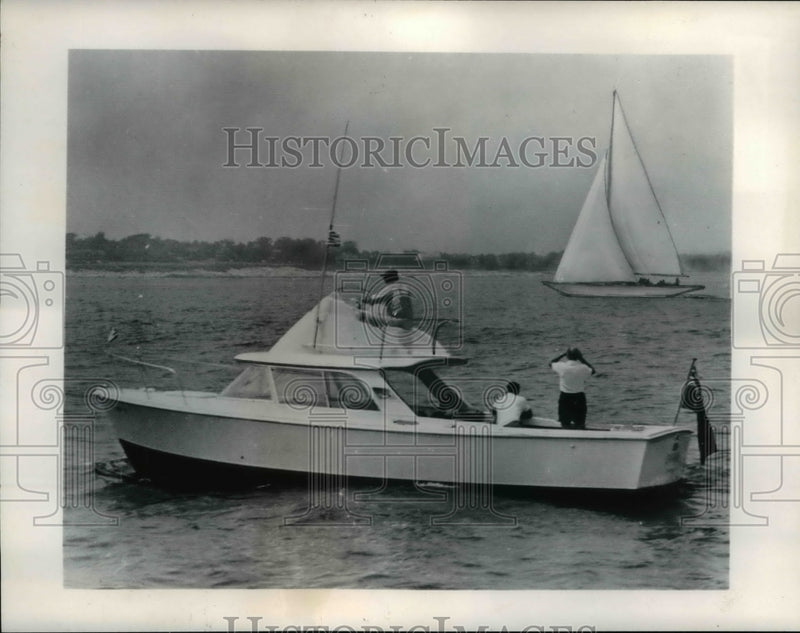 Load image into Gallery viewer, 1962 Press Photo A Robertson, J Sturrock on yacht Gretel in America's Cup race
