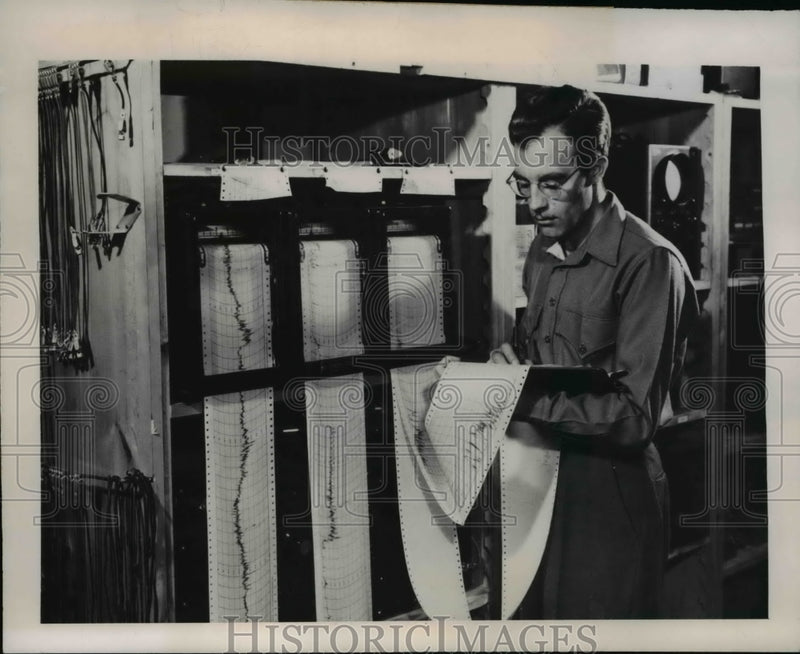 Load image into Gallery viewer, 1948 Press Photo Cornell's Radio Astronomy staff SM Colbert on signal broadcast
