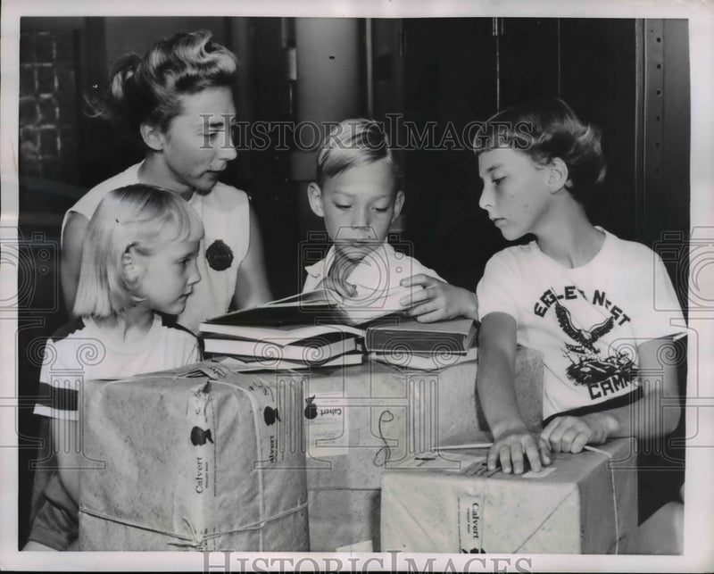 Load image into Gallery viewer, 1953 Press Photo Bodill Schmidt-Nielsen &amp; her children, Mimi,5, Bent,9, &amp; Astrid
