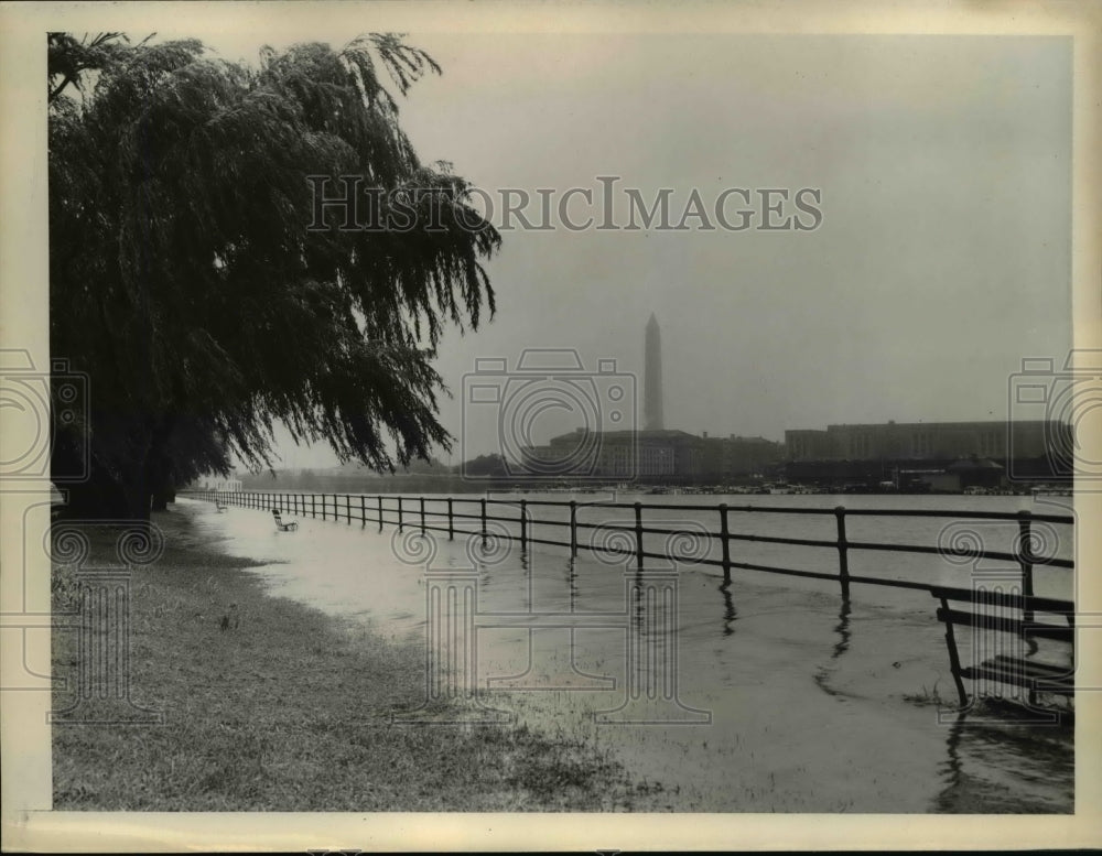 1955 Press Photo Washington DC High waters which are caused by after effect of
