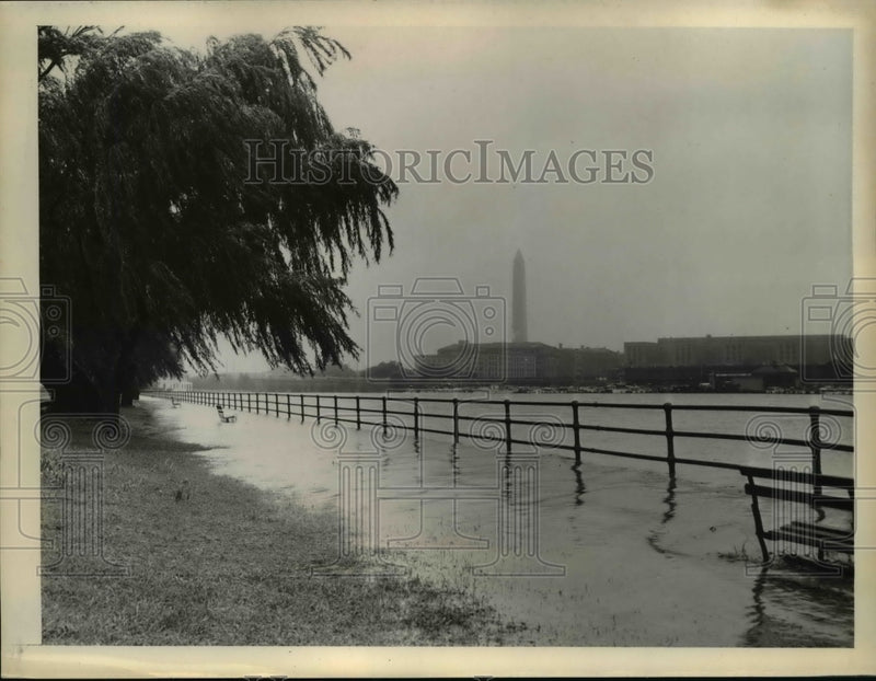 Load image into Gallery viewer, 1955 Press Photo Washington DC High waters which are caused by after effect of
