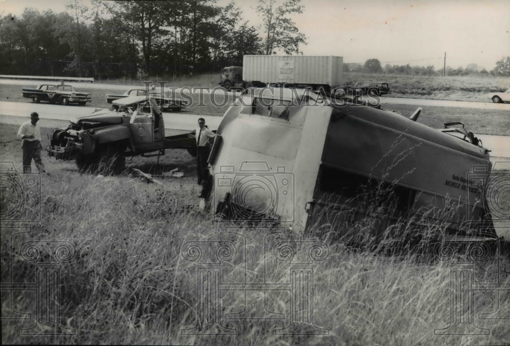 1961 Press Photo Geneva Ohio 4 occupants of this utility company truck were