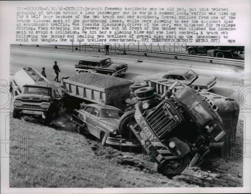 Load image into Gallery viewer, 1962 Press Photo Detroit Mrs Rosetta Blacksher driver of car was ticketed for
