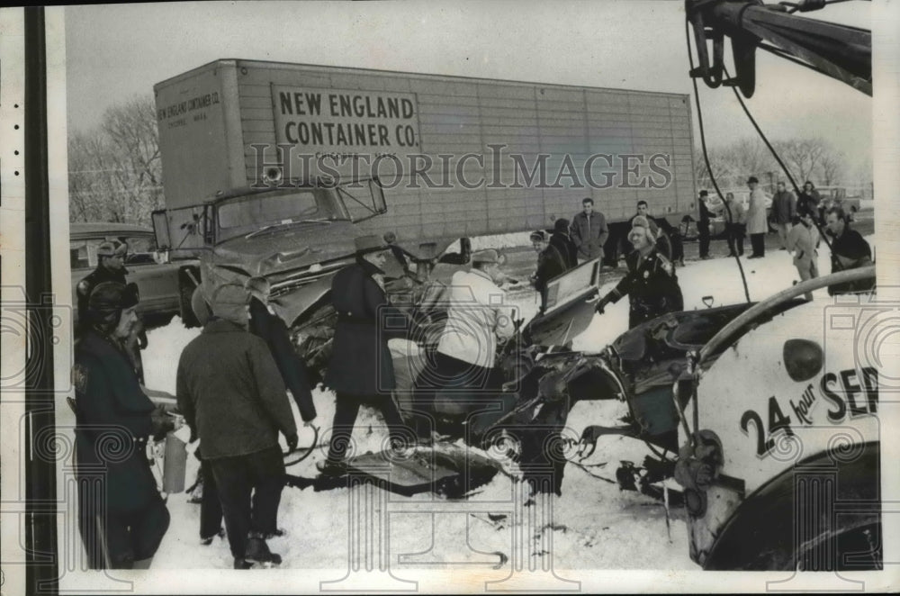1962 Press Photo Enfield Conn State troopers remove 2 bodies from wreckage of