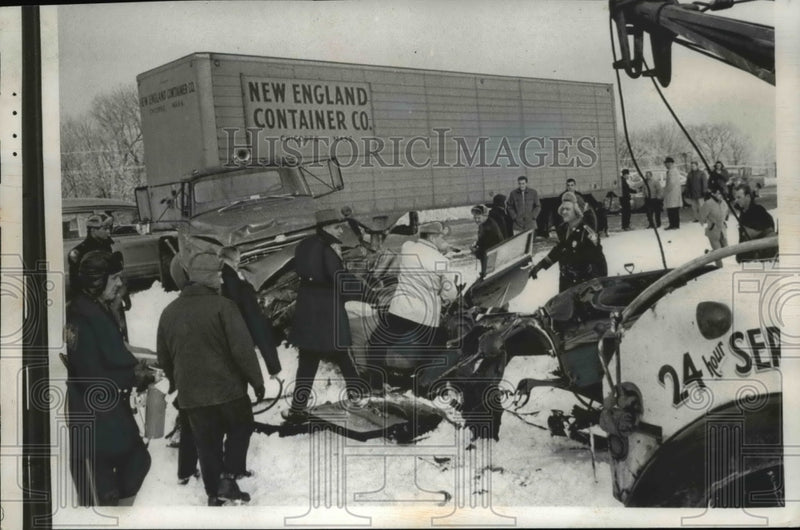 Load image into Gallery viewer, 1962 Press Photo Enfield Conn State troopers remove 2 bodies from wreckage of
