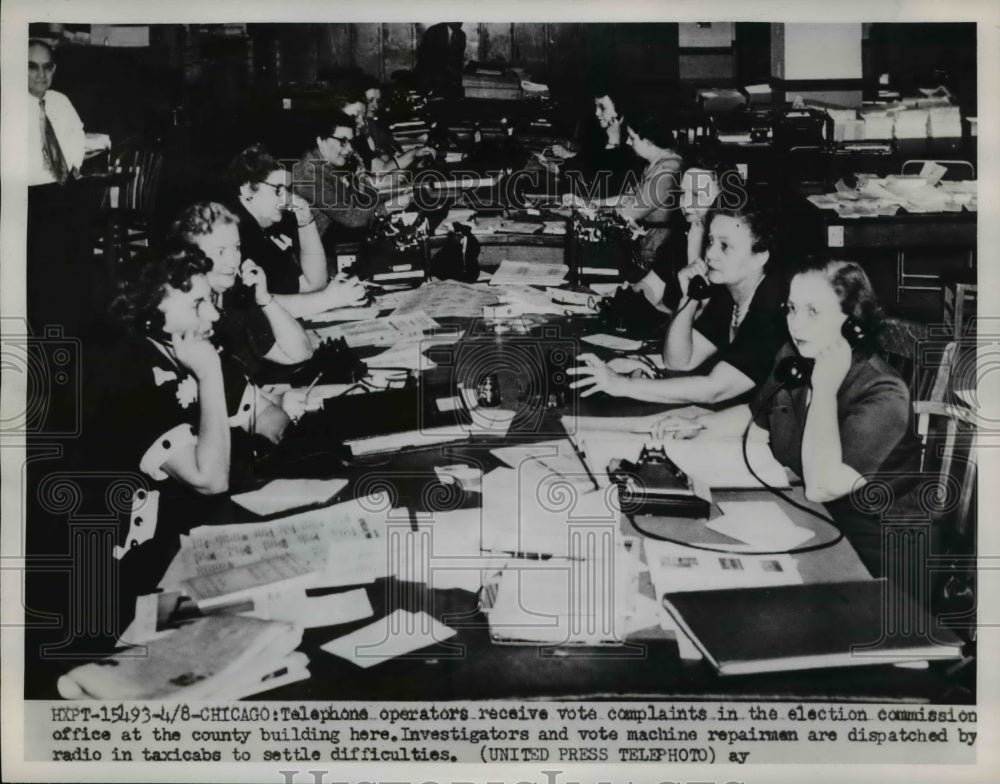 1952 Press Photo Chicago Telephone operators receive vote complaints in the