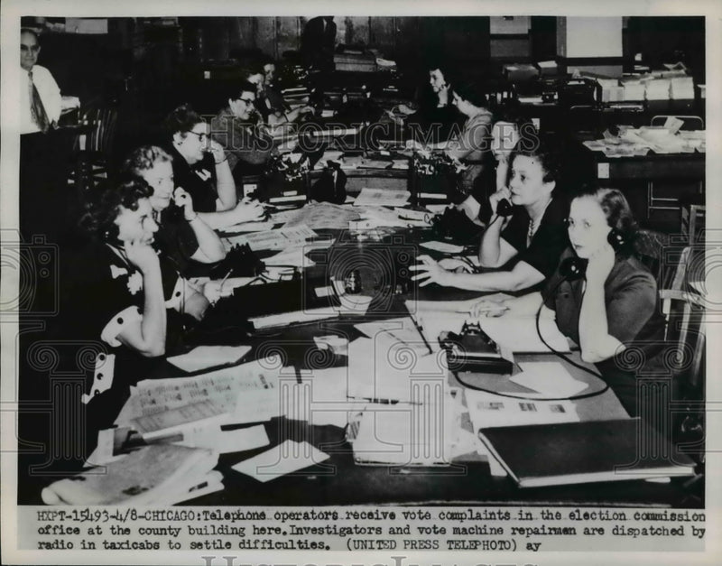 Load image into Gallery viewer, 1952 Press Photo Chicago Telephone operators receive vote complaints in the
