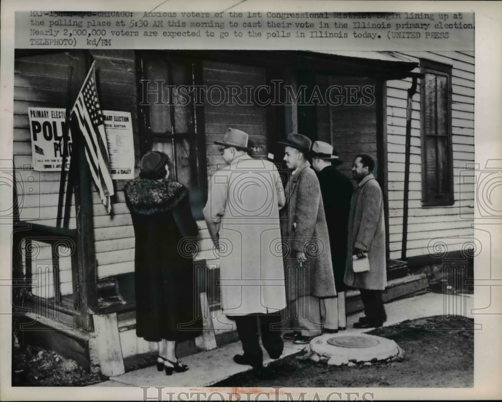 1952 Press Photo Chicago Voters at 1st Cong, District for primary election