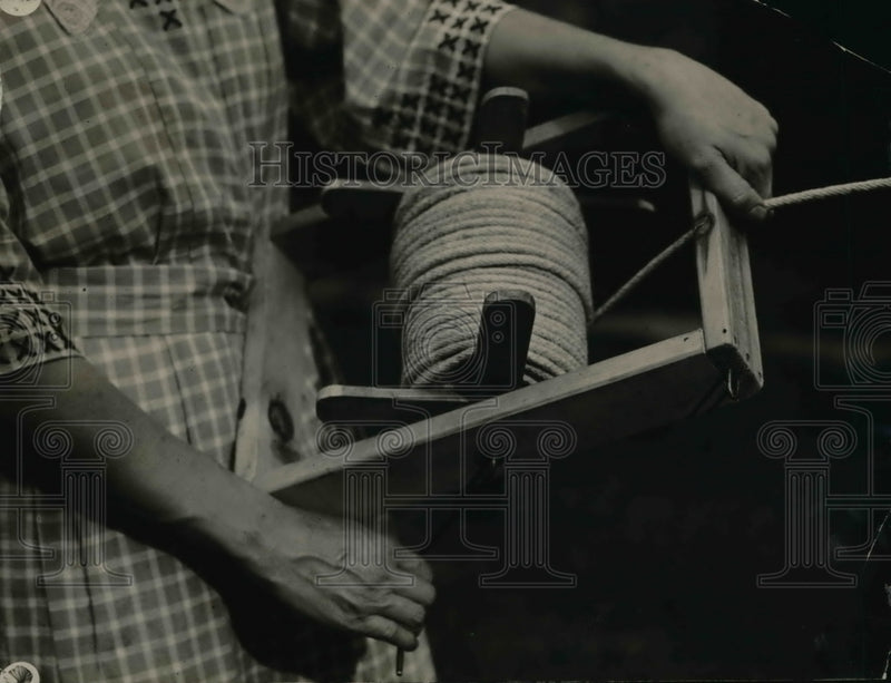 Load image into Gallery viewer, 1922 Press Photo Housewife with wrap up clothesline for laundry
