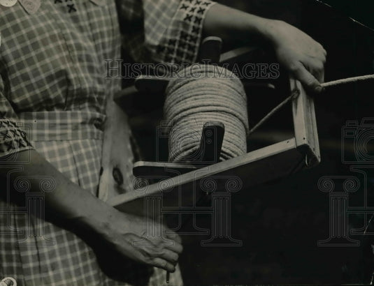 1922 Press Photo Housewife with wrap up clothesline for laundry