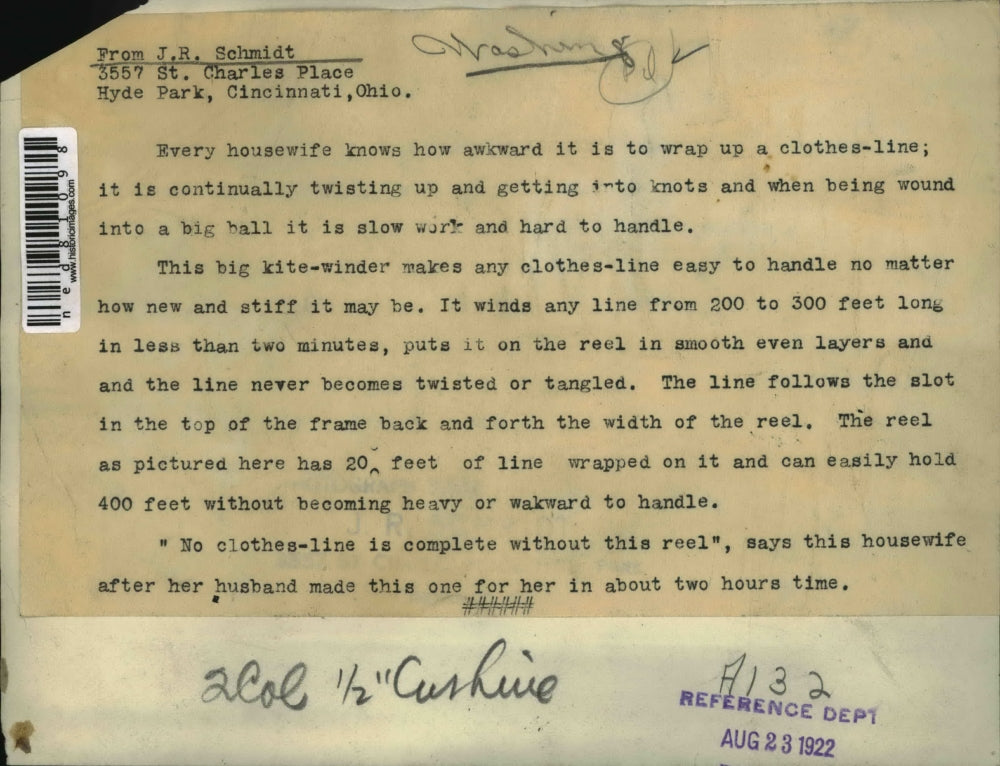 1922 Press Photo Housewife with wrap up clothesline for laundry