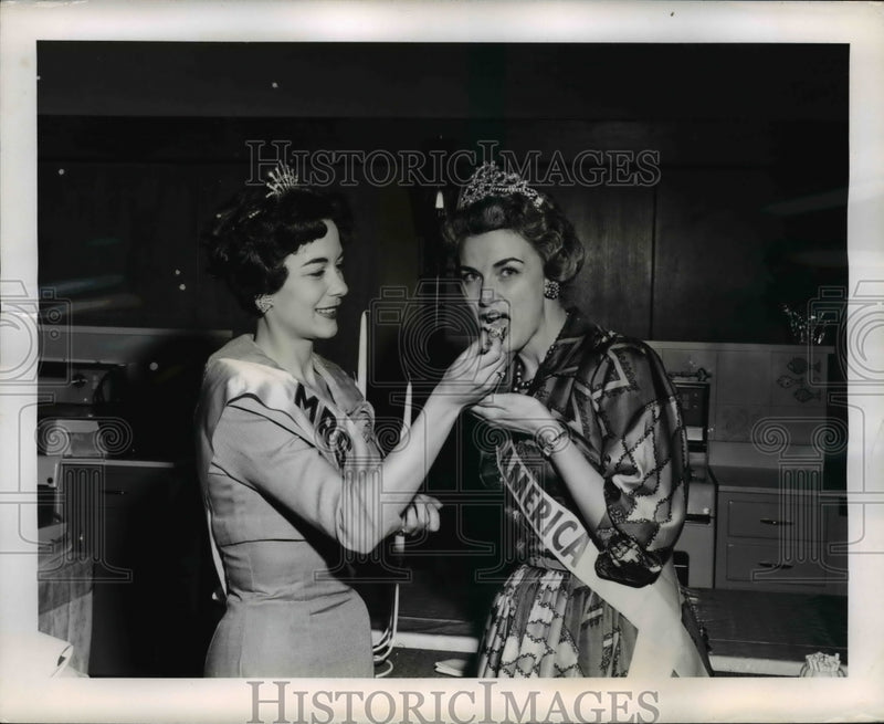 Load image into Gallery viewer, 1960 Press Photo Mrs Richard Willis Mrs Ohio &amp; Mrs America Mrs Clarke Priebe
