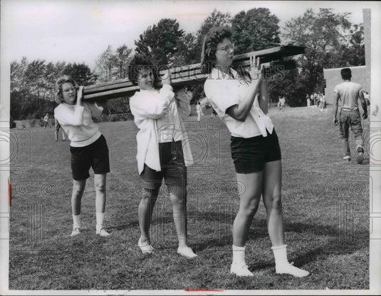 1960 Press Photo Betty Conley, Joanne Henning & Denise Pike of Kirtland Hi