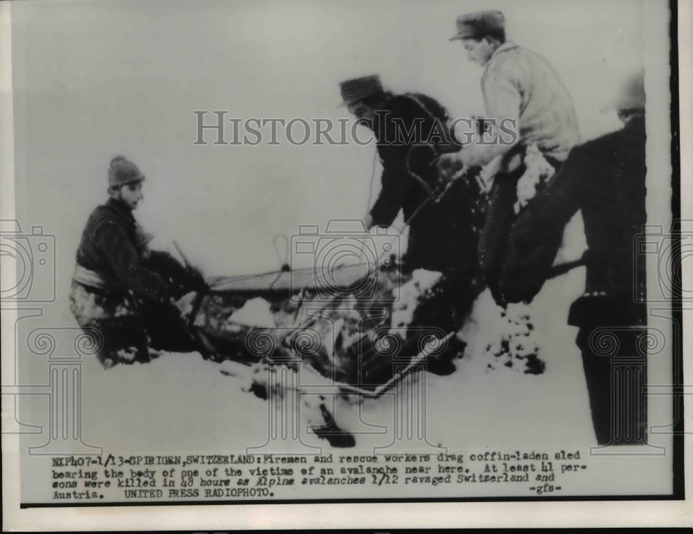 1954 Press Photo Spirigen Switzerland resciue workers remove avalanche victims
