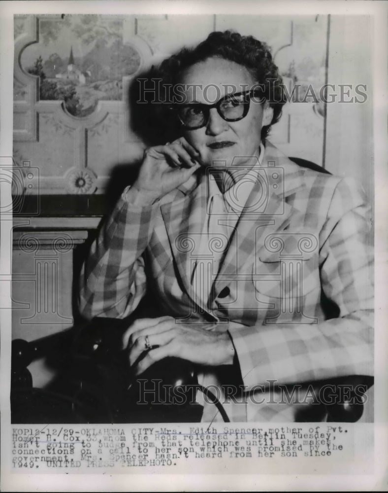 1954 Press Photo Mrs Edith Spencer, mother of Pvt Homer Cox wait for his call- Historic Images