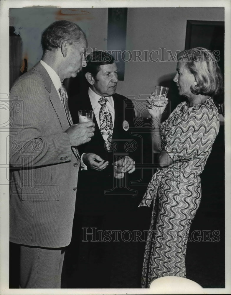 1975 Press Photo Harvey W Hopward, Howard Skidmore, and Mrs H Hopward