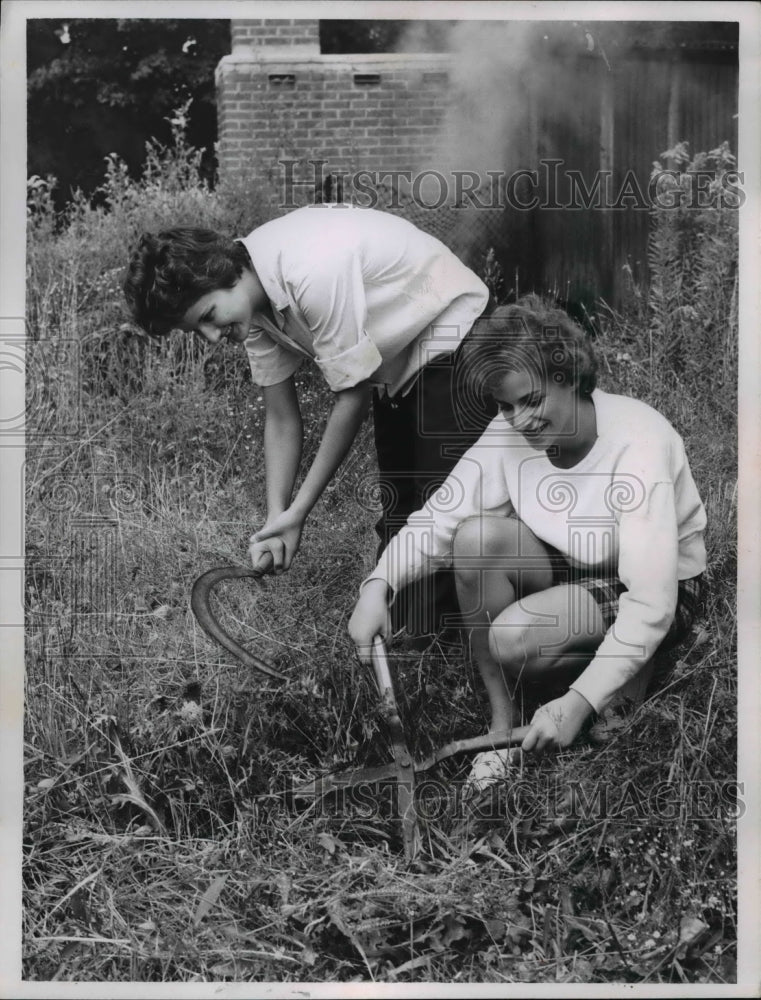 1960 Press Photo Noine Guella, Barb Antonini weed at Kirtland HS Cleveland