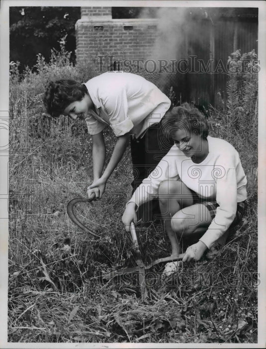 1960 Press Photo Noine Guella, Barb Antonini weed at Kirtland HS Cleveland