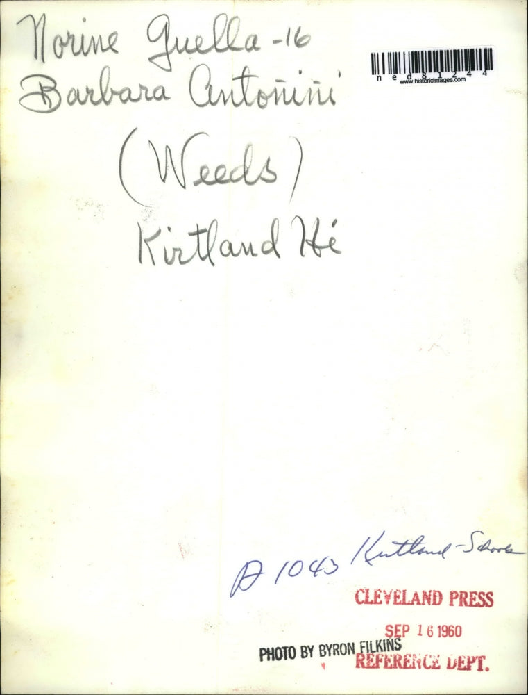 1960 Press Photo Noine Guella, Barb Antonini weed at Kirtland HS Cleveland