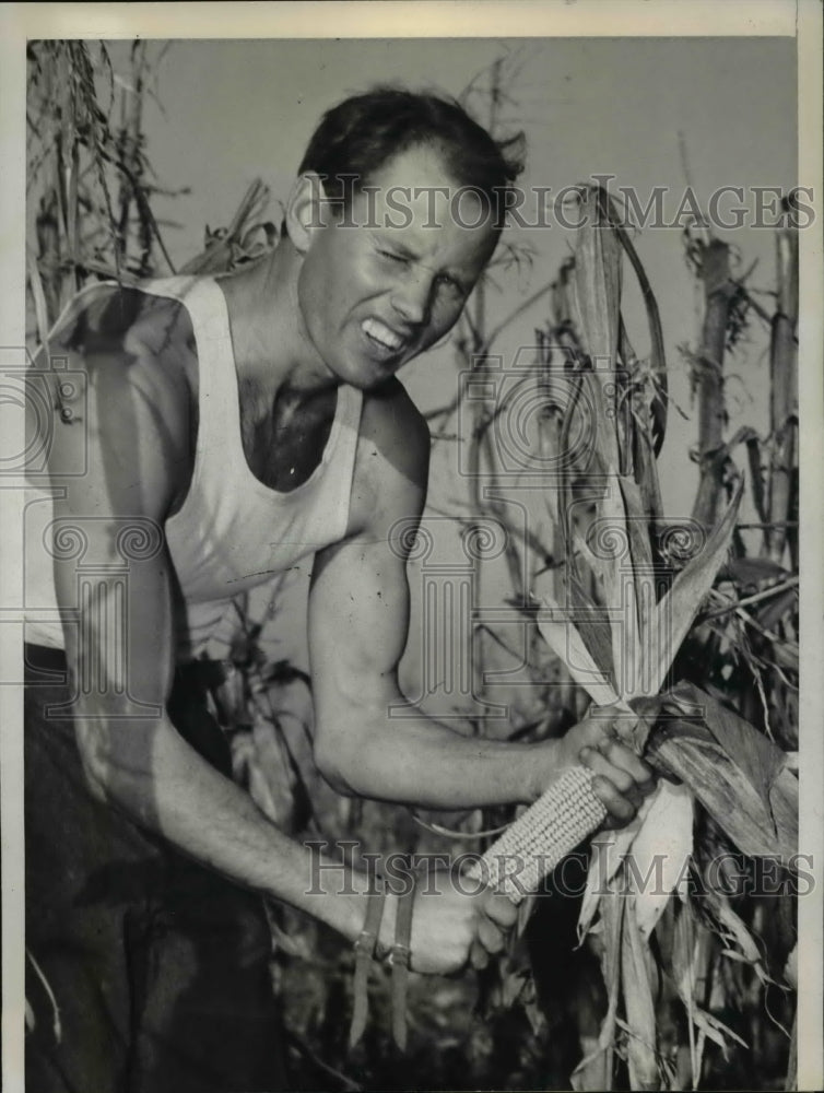 Load image into Gallery viewer, 1941 Press Photo Floyd Wise show technique that won him Natl Cornhusking Contest
