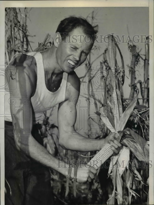 1941 Press Photo Floyd Wise show technique that won him Natl Cornhusking Contest