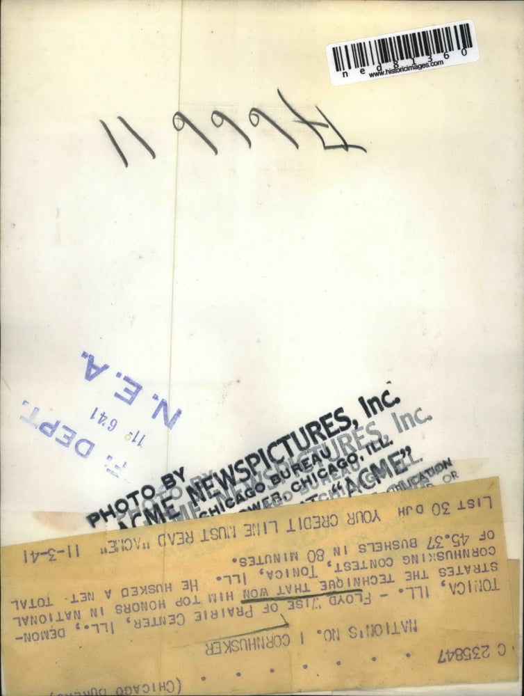 1941 Press Photo Floyd Wise show technique that won him Natl Cornhusking Contest