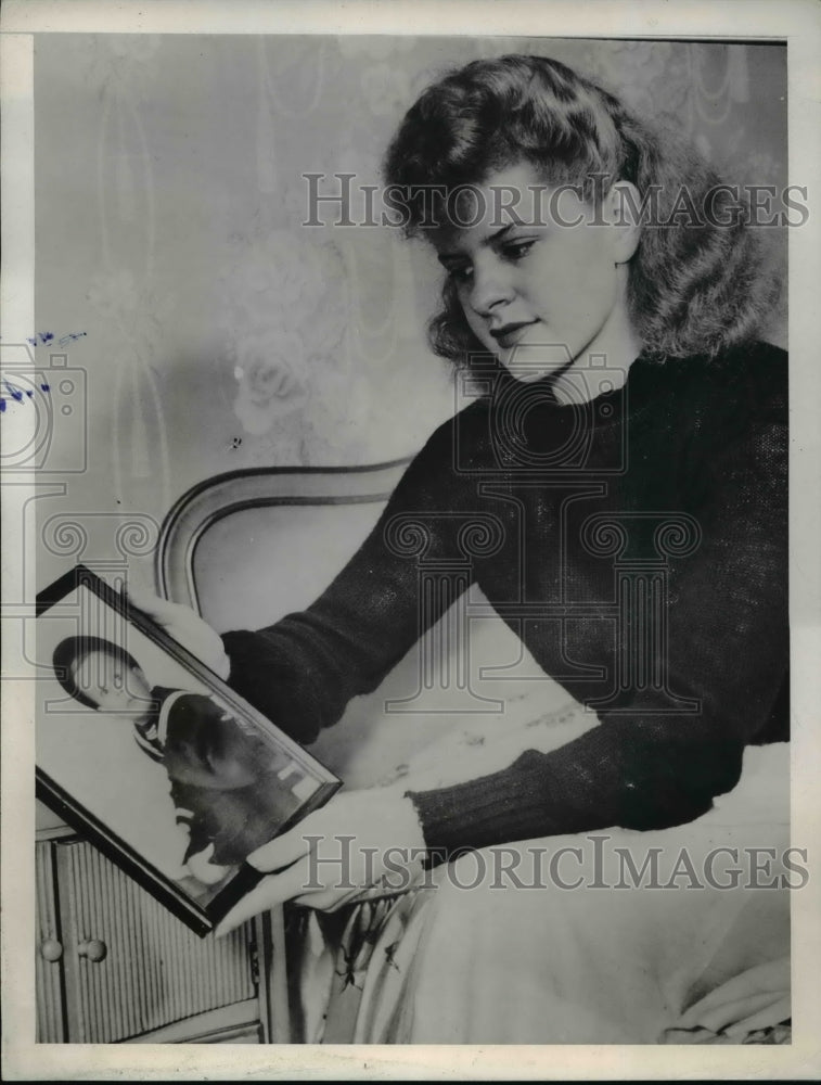 1946 Press Photo Nashville Tenn Mrs Jayne Soroic looks at picture of her son