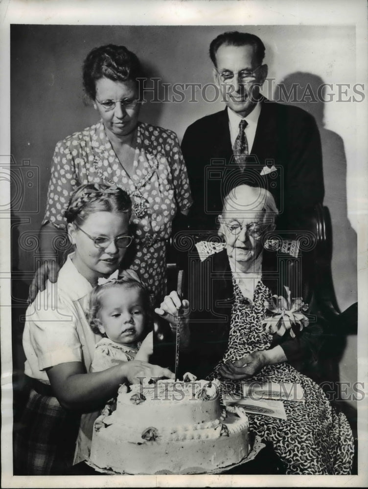 Load image into Gallery viewer, 1946 Press Photo Philadelphia Mrs Jane D Saylor celebrated her 100th Birthday
