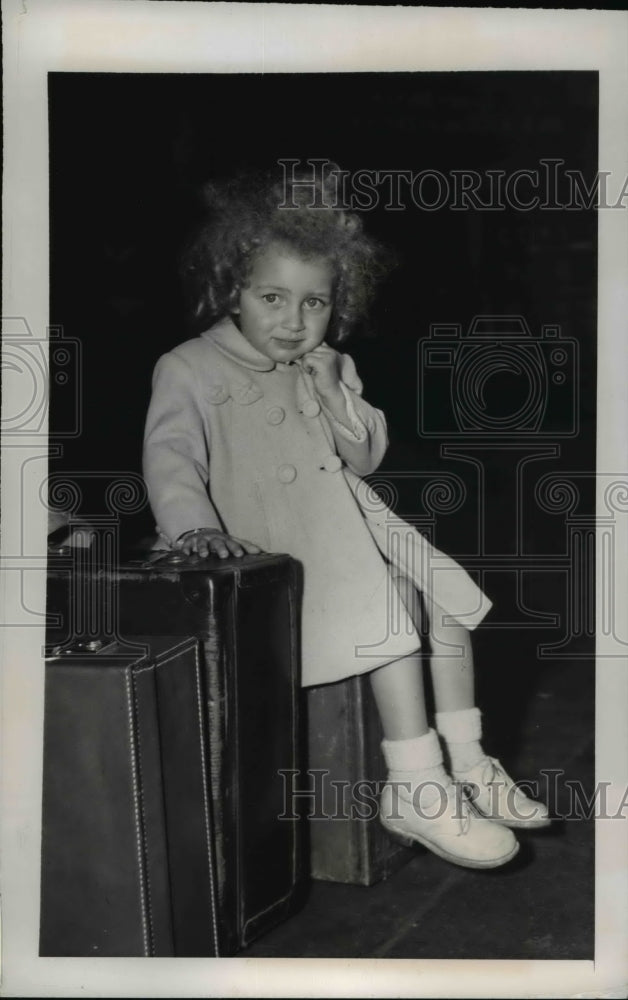 1948 Press Photo Paris Michele Francoise Waiting For Cab Government
