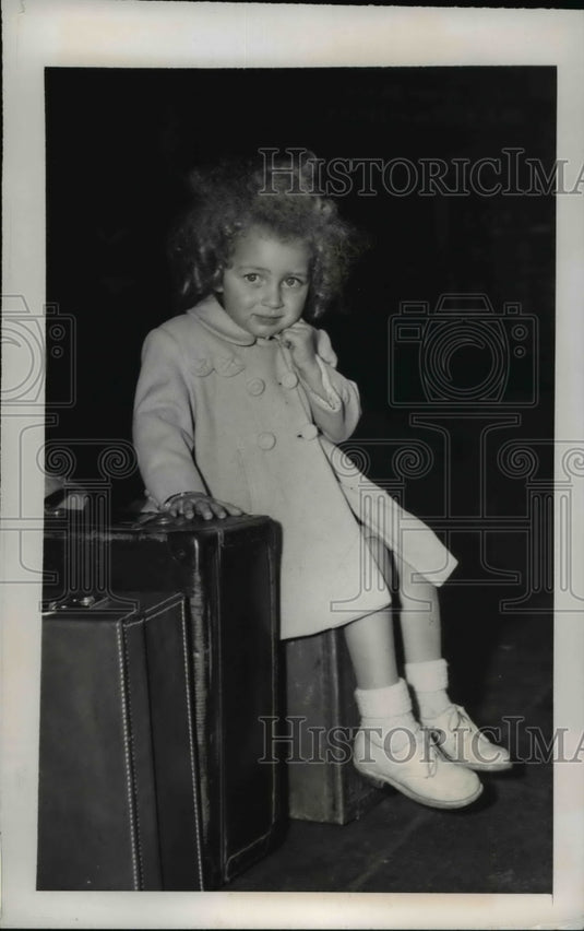 1948 Press Photo Paris Michele Francoise Waiting For Cab Government