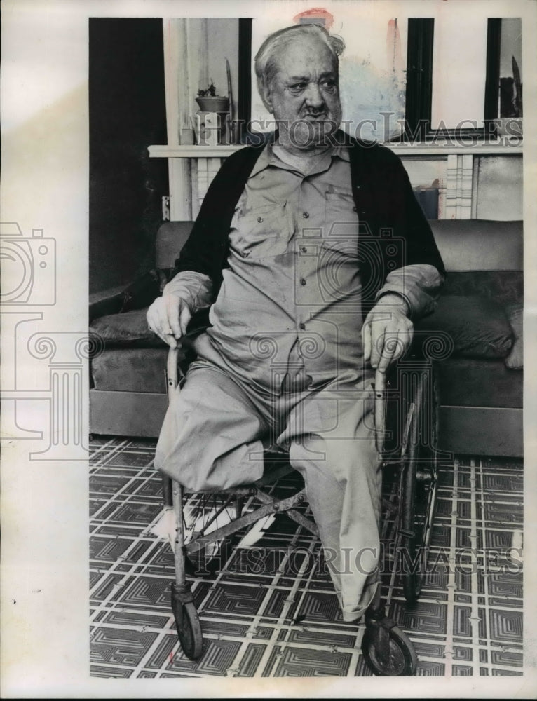 Load image into Gallery viewer, 1962 Press Photo Charles Vanderlinder, rescued from Fire tragedies.
