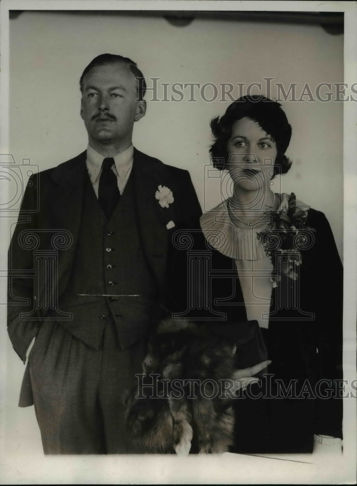 Load image into Gallery viewer, 1933 Press Photo Sir Hugh Smiley and his bride were among the arrivals in New
