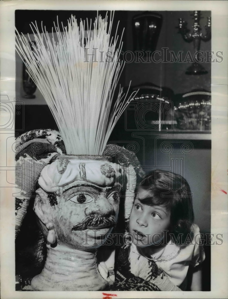 1960 Press Photo Patricia De Grosa Gets A Real Scare From The Sinister Statue