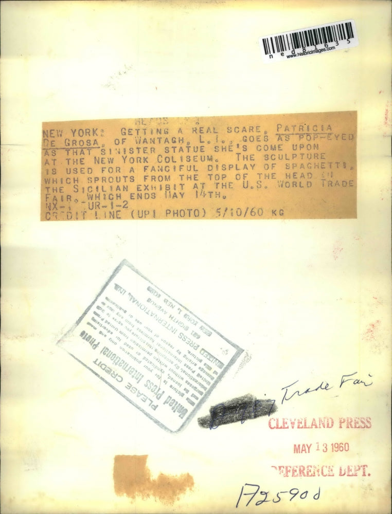 1960 Press Photo Patricia De Grosa Gets A Real Scare From The Sinister Statue