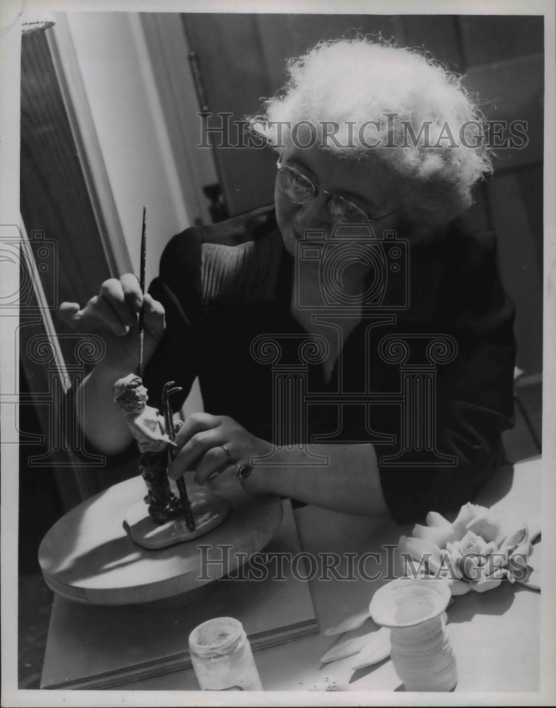 1948 Press Photo Mrs. Viola Westwood Works On Figurine - ned81637