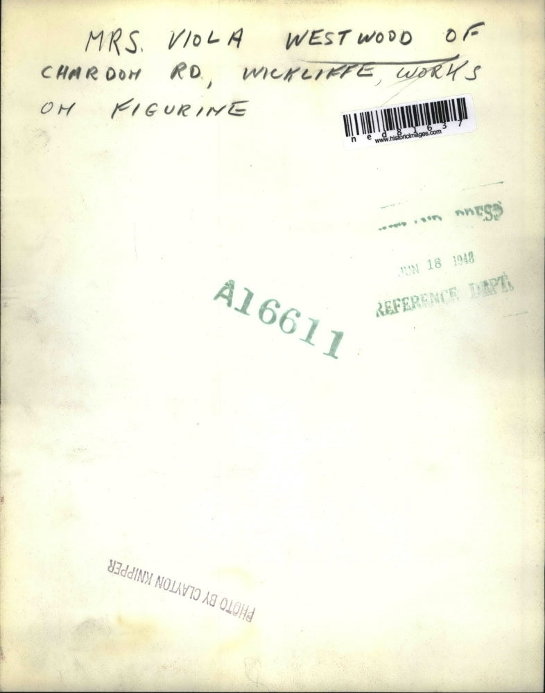 1948 Press Photo Mrs. Viola Westwood Works On Figurine - ned81637