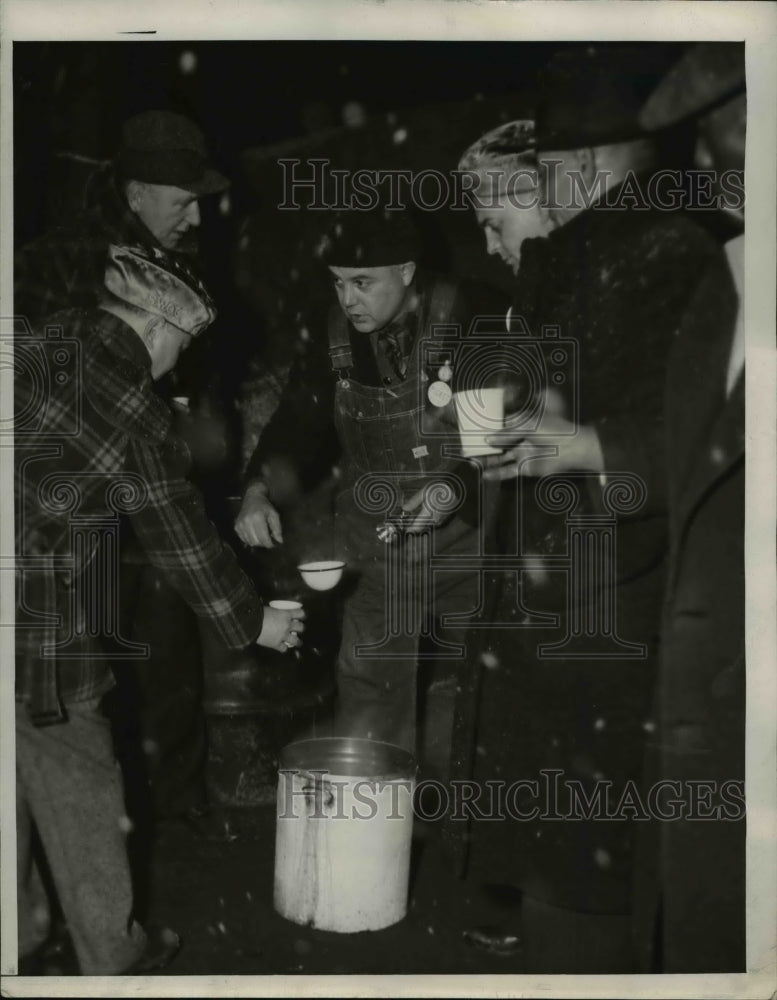 1946 Press Photo Striking steel worker pickets at the Corrigan Mckinley plant
