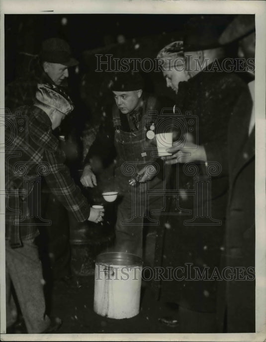 1946 Press Photo Striking steel worker pickets at the Corrigan Mckinley plant