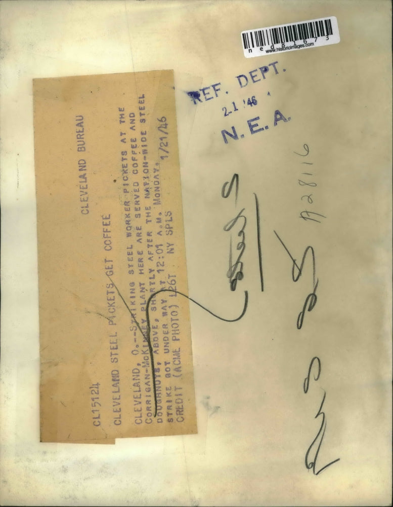 1946 Press Photo Striking steel worker pickets at the Corrigan Mckinley plant