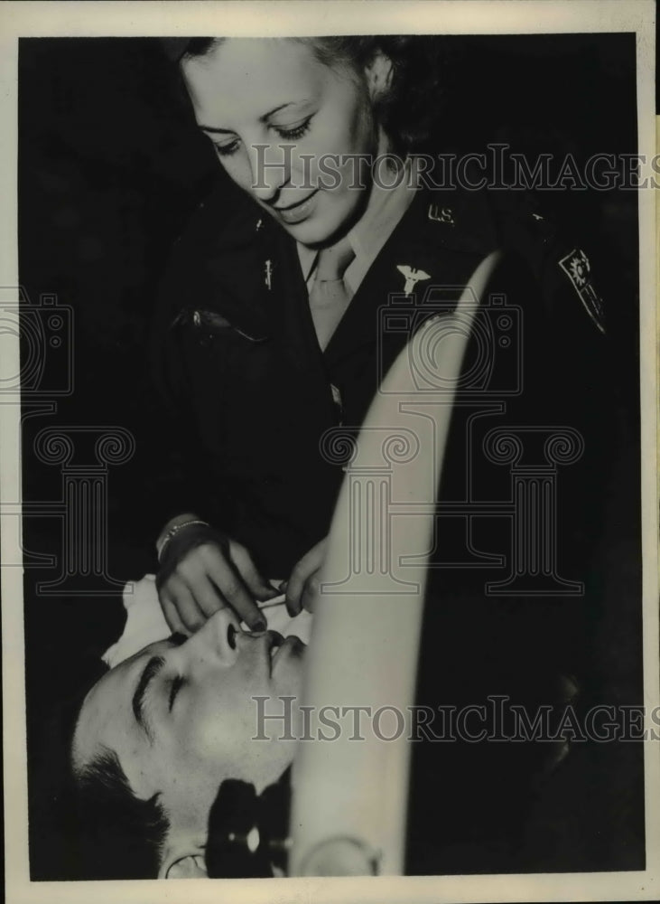 Load image into Gallery viewer, 1945 Press Photo Capt. George Dapite &amp; Nurse Lt. Mildred Herbstrett

