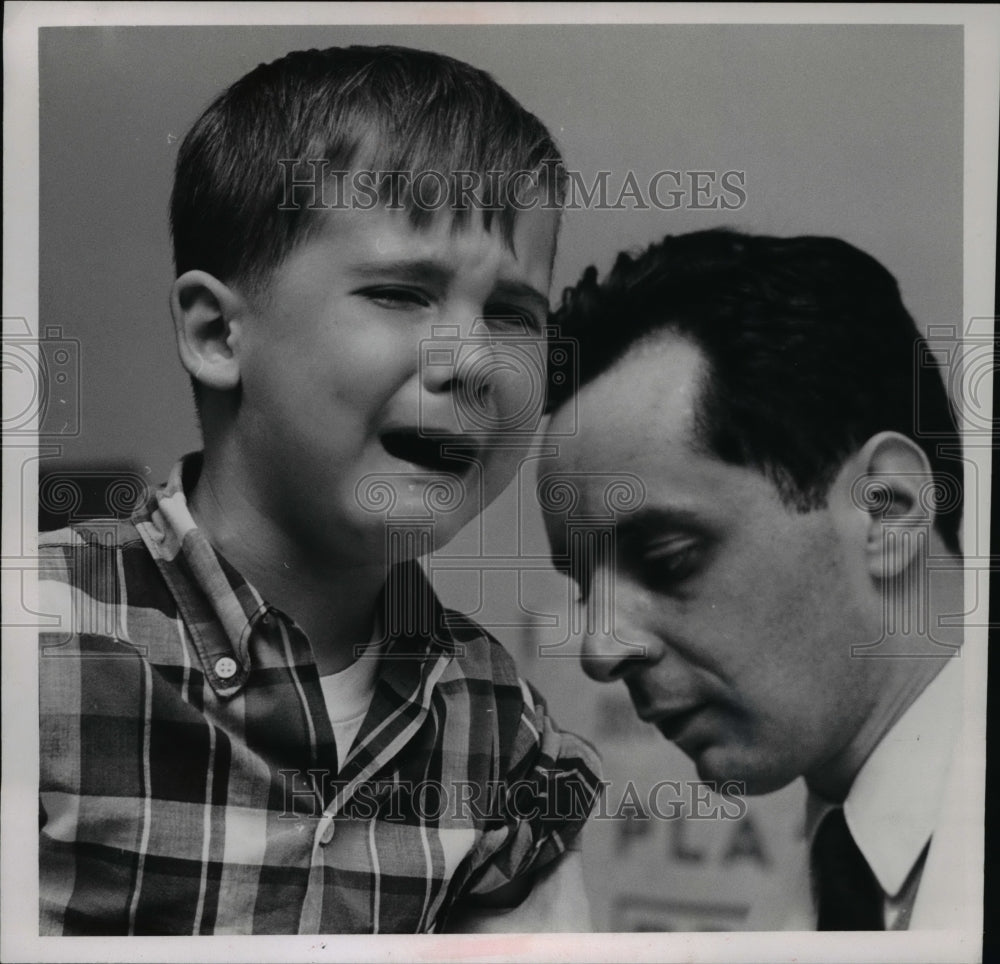 1968 Press Photo Joseph Aquilia Crying