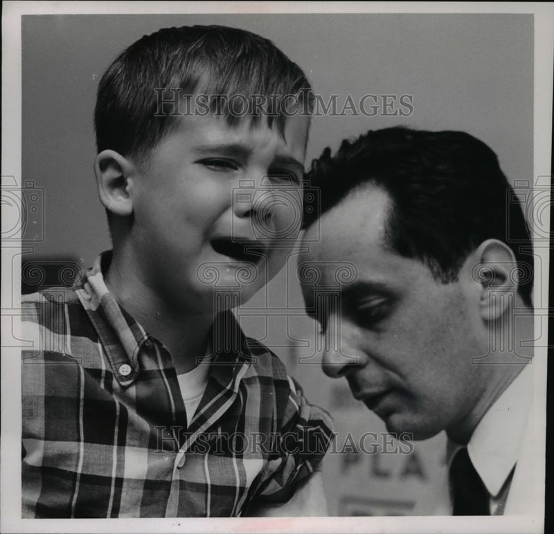 Load image into Gallery viewer, 1968 Press Photo Joseph Aquilia Crying
