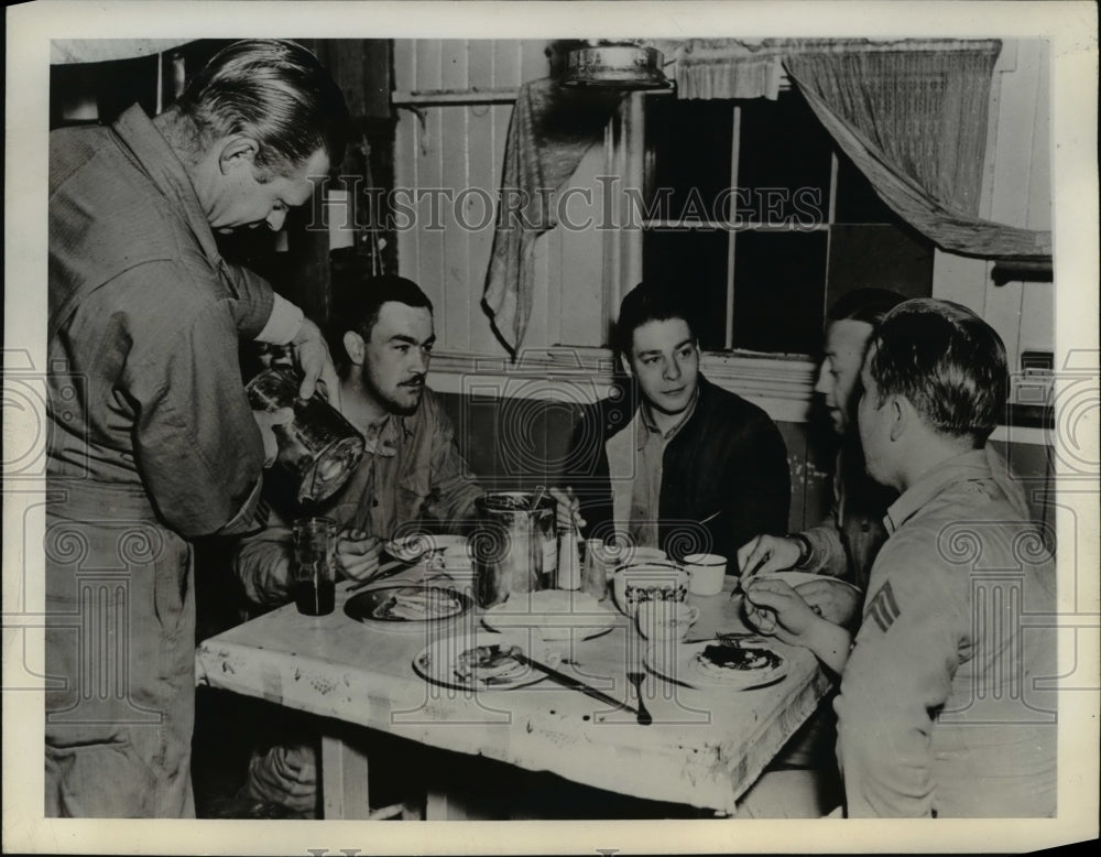 1942 Press Photo US Marines in Aleutians Enjoy Pancake Break