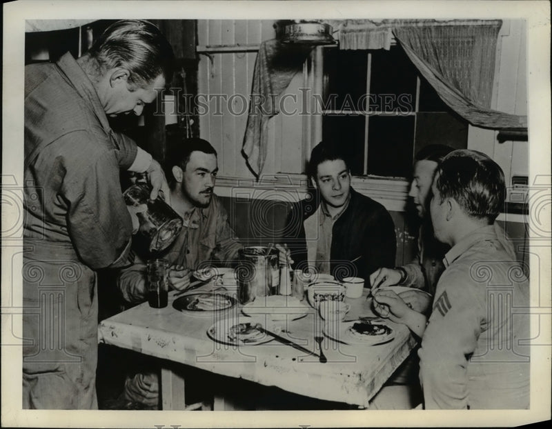 Load image into Gallery viewer, 1942 Press Photo US Marines in Aleutians Enjoy Pancake Break
