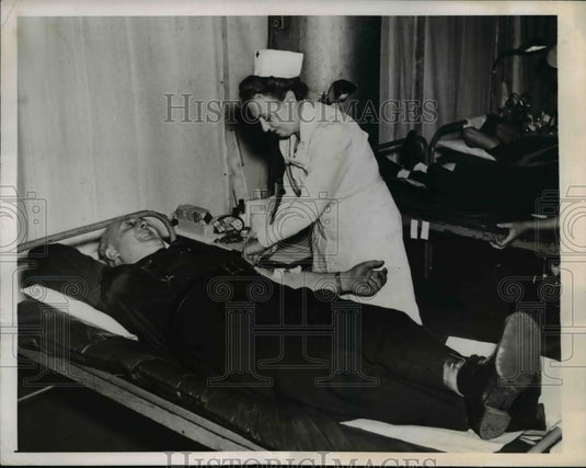 1943 Press Photo Karl Miller Giving Blood at Red Cross Blood Bank