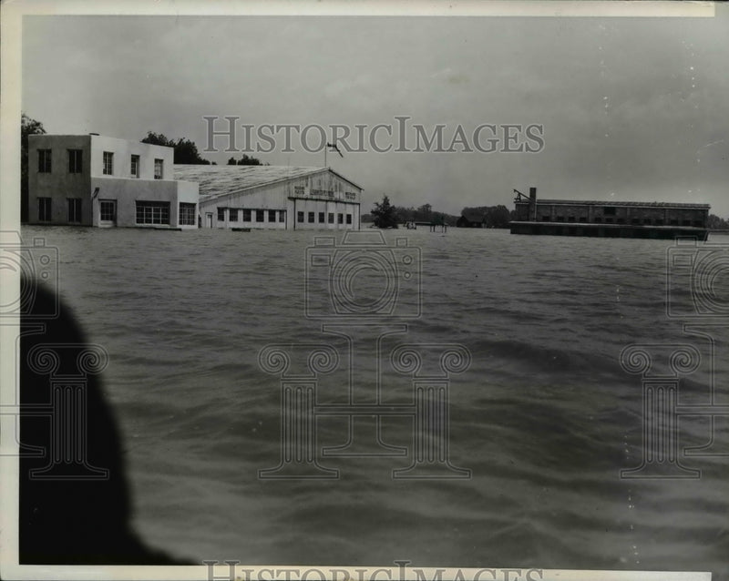 Load image into Gallery viewer, 1943 Press Photo Flooded Vincennes, Indiana
