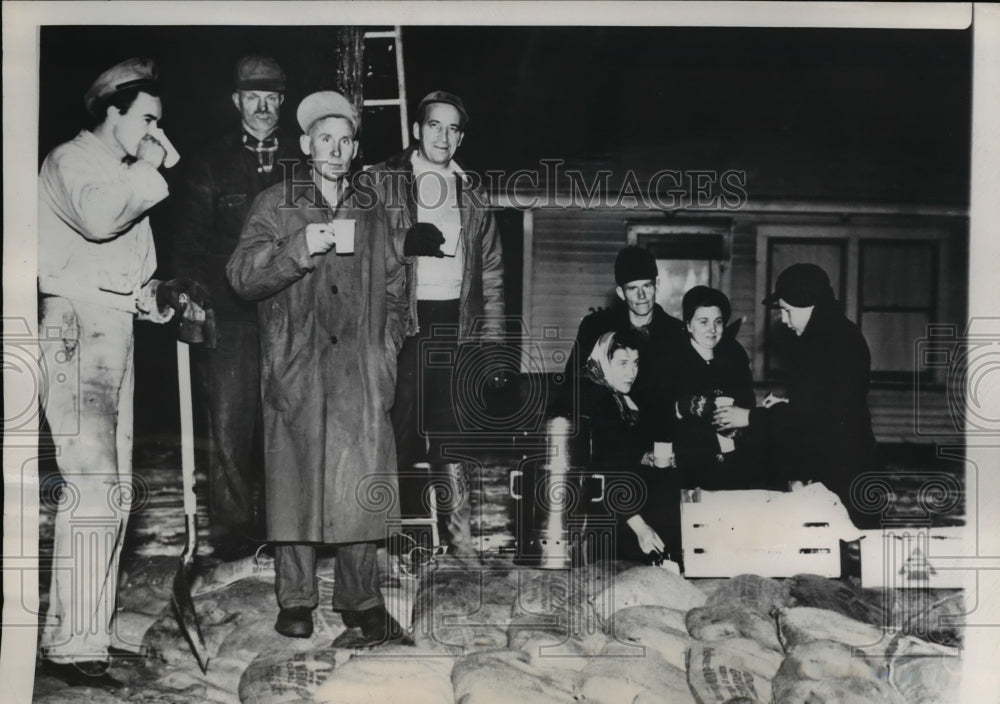 1950 Press Photo Volunteer Workers Take Break in Vincennes, Indiana